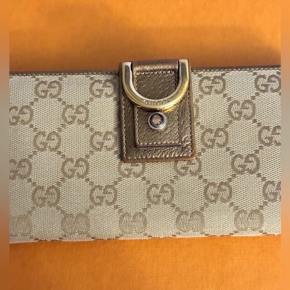 Gold Gucci Bi-Fold Wallet - Picture 2 of 6